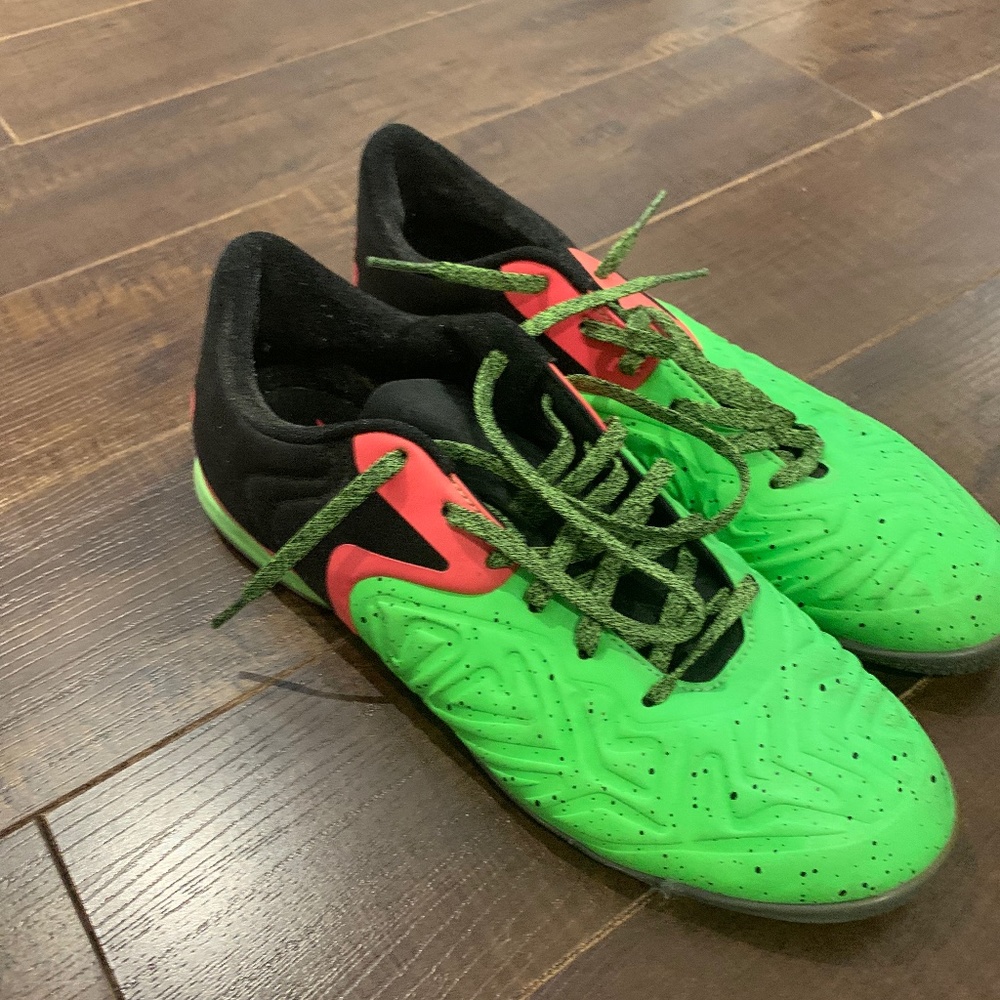 Indoor soccer shoes
